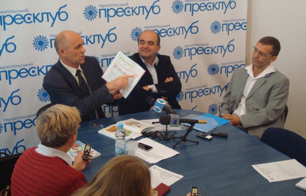 Міністерство освіти вважає, що кожна тернопільська бджілка приносить до вулика за літо майже півцентнера меду