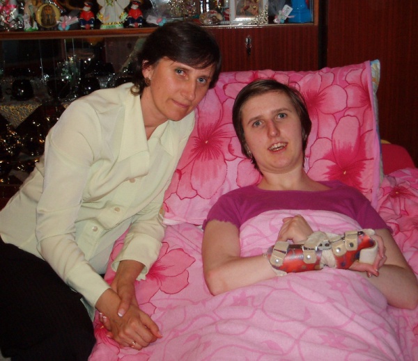 «В Німеччині дочка нарешті пішла на поправку, але зараз я у відчаї!»