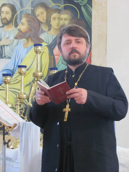 Херсонський священик  постійно їздить на передову не лише з молитвою