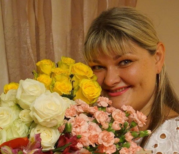 Ірина Белякова з газети “RIA плюс” 3 травня приймає вітання